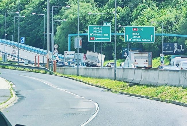 Vážna nehoda na R1: Na mieste zasahujú všetky záchranné zložky