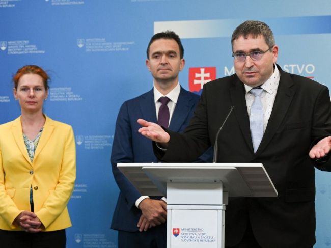 Štátni tajomníci na ministerstve školstva sa zatiaľ meniť nebudú