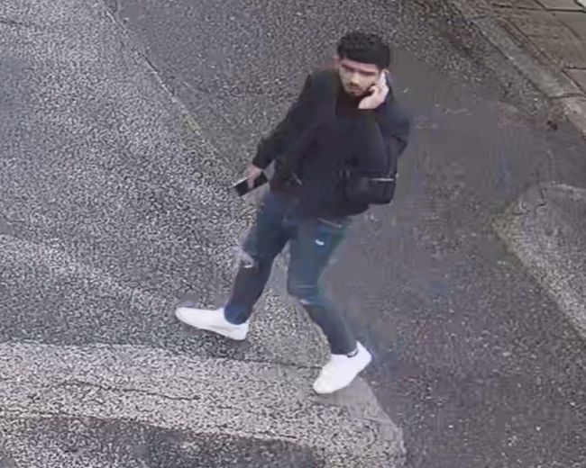 Podvodníci vylákali od seniorky 100.000 eur. Polícia pátra po tomto mužovi