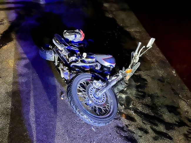 Polícia prenasledovala motorkára. Muž mal v tom čase zadržaný vodičský preukaz a pri sebe drogy