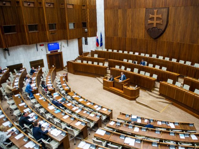 Chaos v parlamente: Poslanci ukončili schôdzu skôr, o prerokovaných bodoch nehlasovali