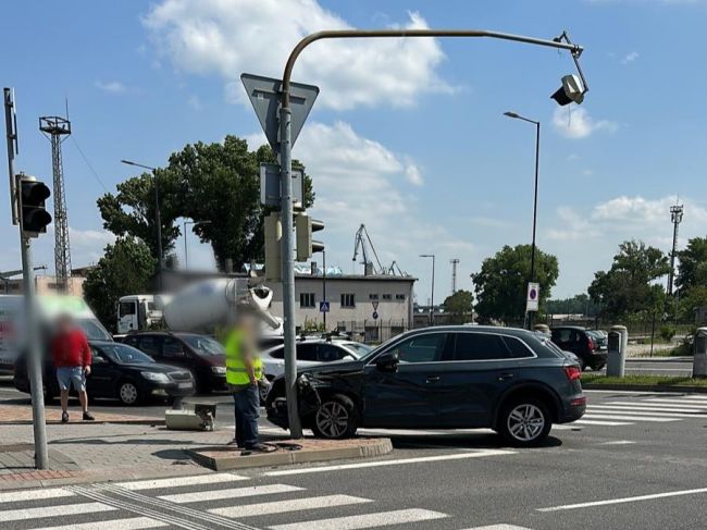 Po nehode v Bratislave nefungujú na križovatke semafory