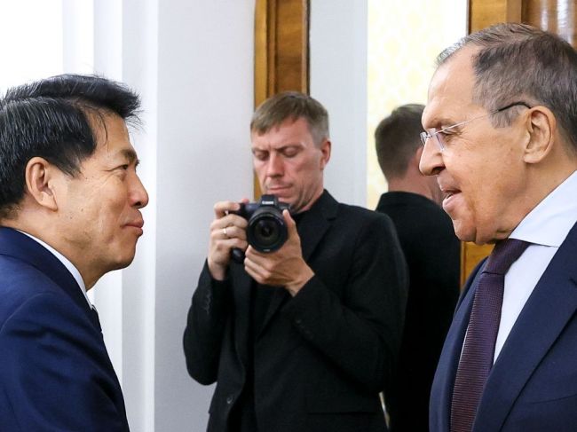 Lavrov čínskemu vyslancovi povedal, že mieru na Ukrajine bránia "vážne prekážky"