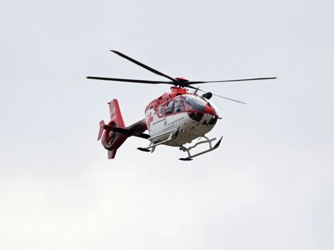 Pád zo strechy neprežil 23-ročný muž, leteckí záchranári mu nedokázali pomôcť
