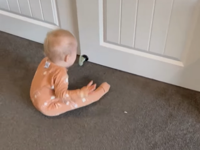 Video: Takto reagujú dvojčatá na zaseknuté dvere. Na opačnej strane to vyzeralo úplne inak