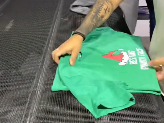 Video: Takto skladajú tričká v skladoch s oblečením. Doteraz ste to robili zle