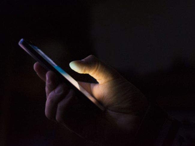 Američania mali špehovať ľudí cez smartfóny, tvrdí FSB