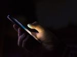 Američania mali špehovať ľudí cez smartfóny, tvrdí FSB