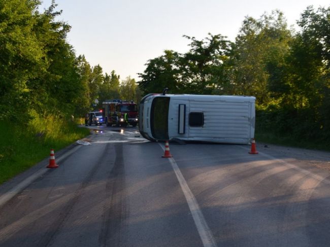 Polícia dokumentuje nehodu sanitky, cesta ostala neprejazdná 