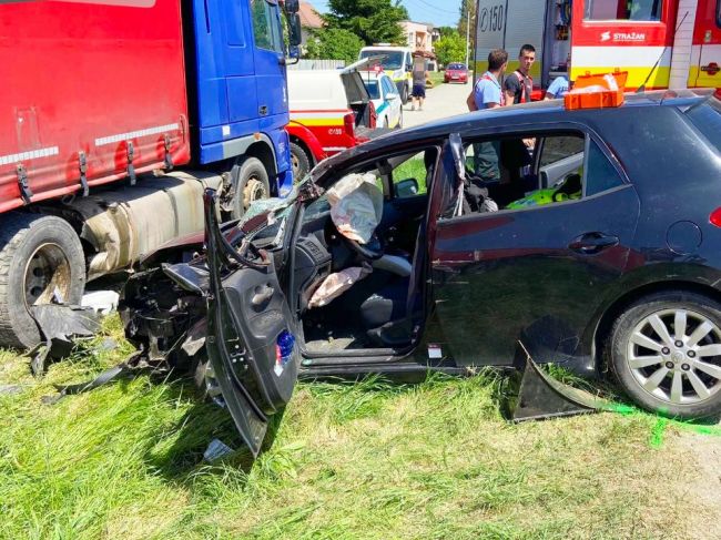 82-ročný vodič zišiel z cesty a narazil do odstaveného kamióna