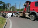 Smrteľná dopravná nehoda: Cyklista zahynul pod kolesami kamióna