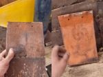 Video: Pri prerábke podkrovia sa našli škridly so zvláštnymi odtlačkami
