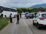 Autobus plný detí narazil do auta, na mieste zasahoval vrtuľník