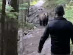 Video: Turistov v lese prenasledoval medveď. Takto sa ho zbavili 