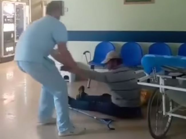 Video: Zdravotník odtiahol pacienta z nemocnice, prípad preveruje ÚKOZP