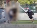 Video: Muž v parku dobodal štyri deti a dvoch dospelých