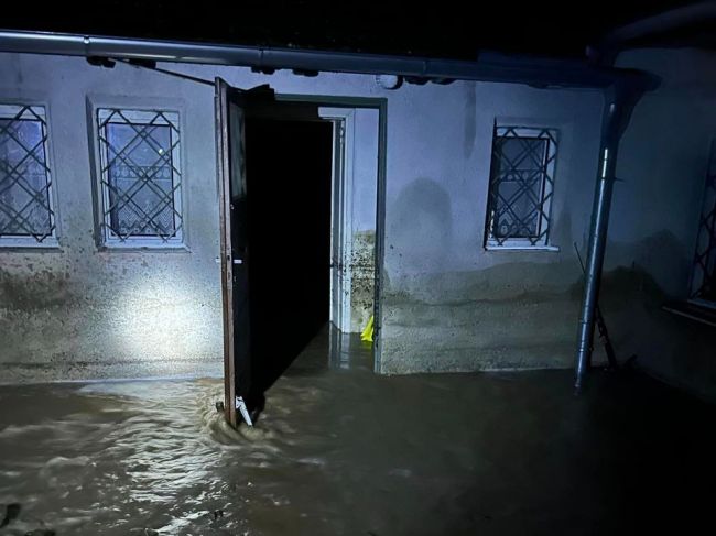 Prívalová vlna zaplavila cesty a dvory domov v obci Zemianske Podhradie