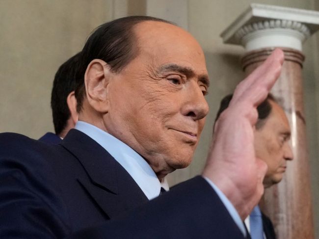 Berlusconiho opäť hospitalizovali v milánskej nemocnici