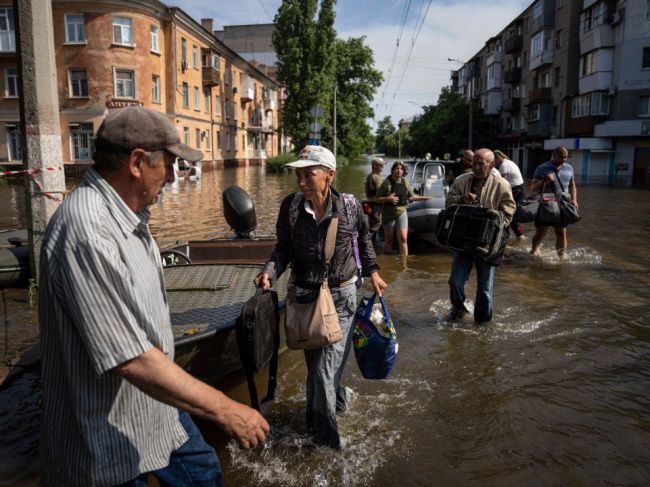 Voda v zaplavených oblastiach Ukrajiny pomaly opadáva