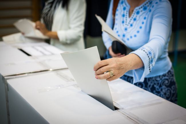 Prioritami vlády sú bezproblémové voľby aj boj s dezinformáciami 