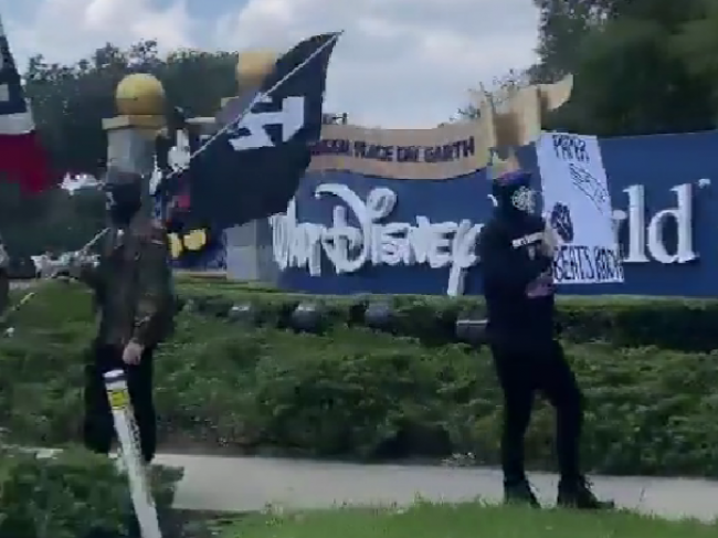 Nacisti protestovali pred zábavným parkom Disney World na Floride