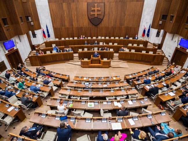 Poslanci ukončili rokovací deň, v diskusii o PVV budú pokračovať aj ráno