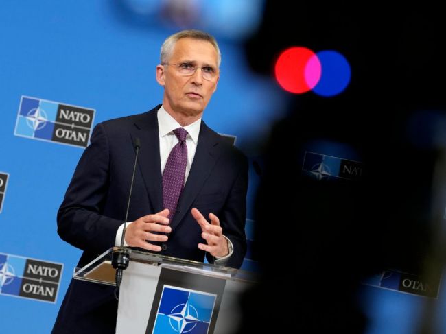 Stoltenberg: Ukrajina musí dostať zbrane, aby mohla pokračovať v protiofenzíve