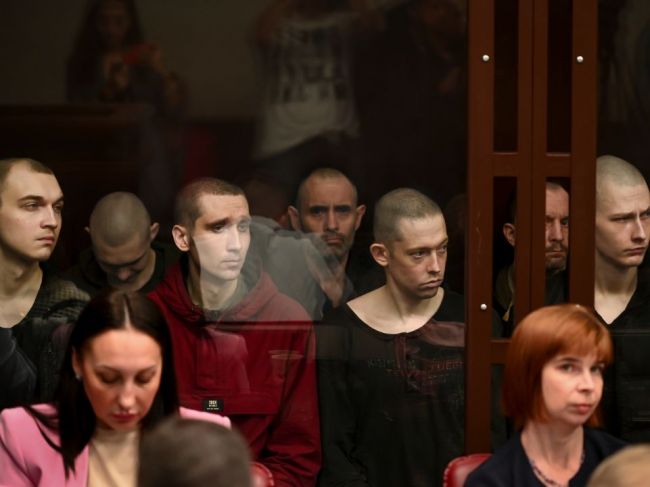 Pred súd predstúpilo vyše 20 členov ukrajinského pluku Azov
