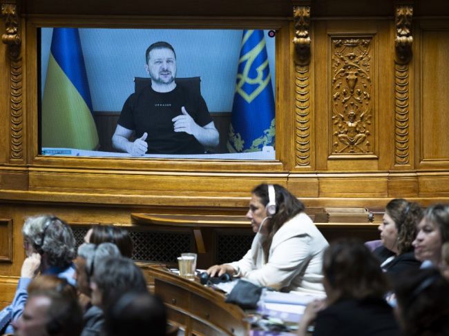 Zelenskyj vyzval švajčiarsky parlament, aby povolil reexport zbraní