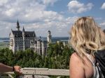 Pri zámku Neuschwanstein útočil na ženy americký turista. Zhodil ich z mosta, jedna neprežila