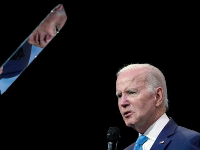 Biden zmiatol poslucháčov. Svoj prejav zakončil slovami Bože, ochraňuj kráľovnú