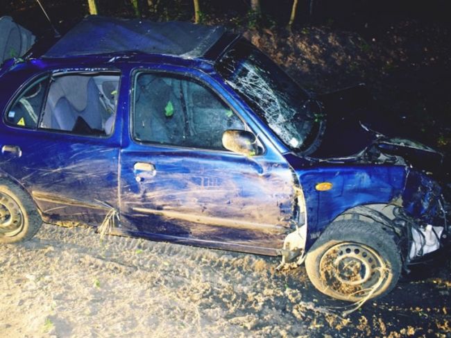 Mladý vodič pod vplyvom alkoholu skončil s autom v priekope