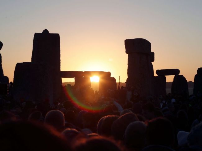 Letný slnovrat prilákal do Stonehenge druidov, pohanov i tisíce zvedavcov