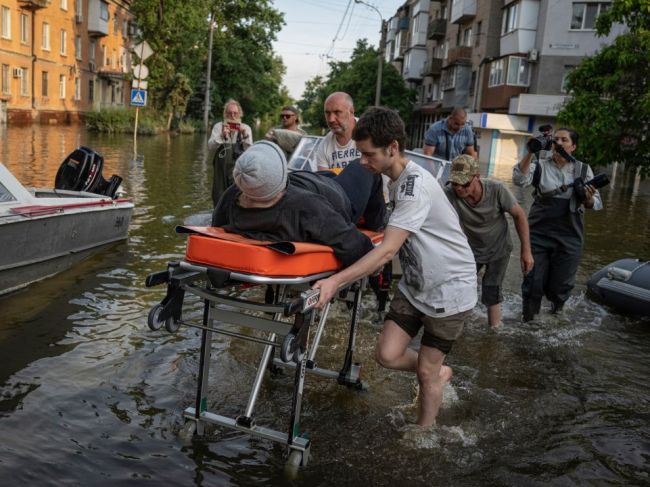 Ruskom dosadené úrady na Ukrajine hlásia 41 obetí záplav, obyvatelia sa obávajú jadrovej havárie