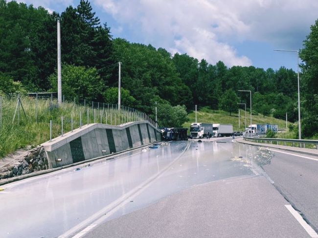 Vodič pokračoval viac ako 200 metrov s prevráteným návesom