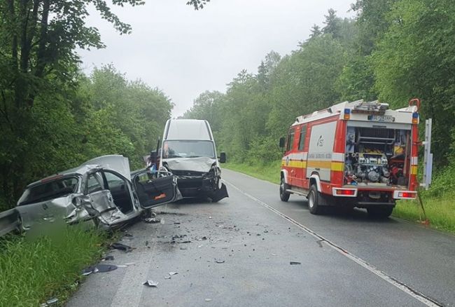 Pri havárii osobného auta a mikrobusu zomrela jedna osoba