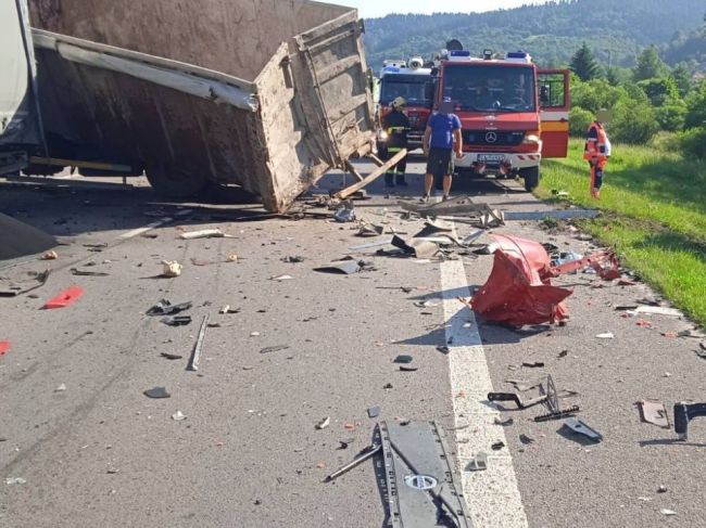 Na Kysuciach sa zrazili dve nákladné autá, cesta je neprejazdná