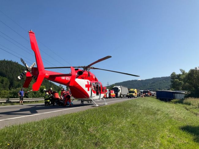 Pri čelnej zrážke kamiónov zasahovali leteckí záchranári