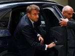 Macron pre nepokoje opustil summit EÚ, apeluje na rodičov i sociálne siete