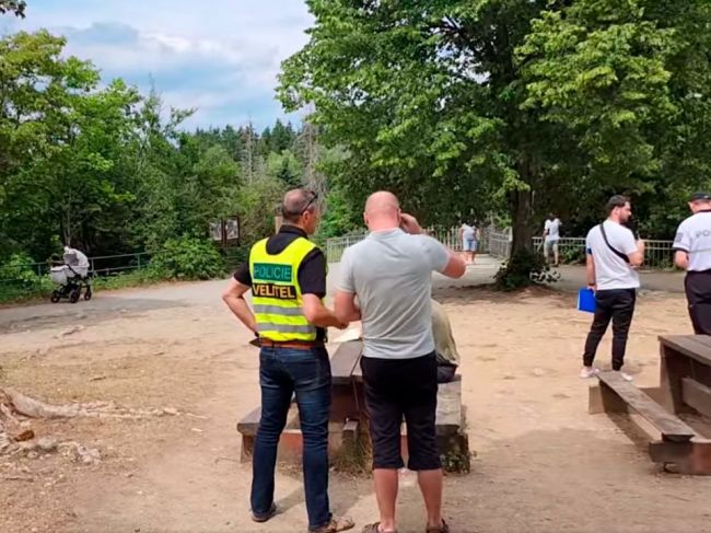 Video: Matka s dvomi deťmi skočila do priepasti, na mieste ostal len kočík a hračky