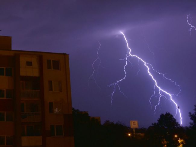 SHMÚ zvyšuje výstrahu pred búrkami, hrozia v týchto krajoch 