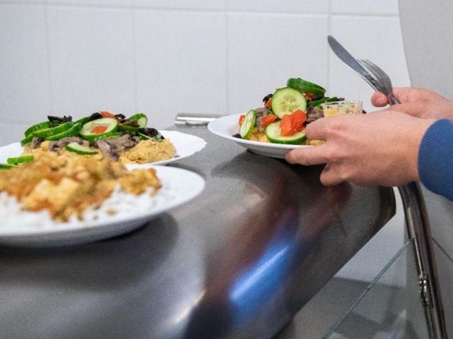 Dotované obedy budú mať aj žiaci na osemročných gymnáziách