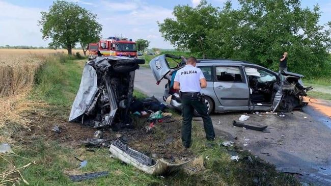 Všetky záchranné zložky zasahovali pri čelnej zrážke dvoch áut 