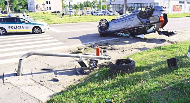 Vážna nehoda: Auto zdemolovalo semafor a ostalo na streche