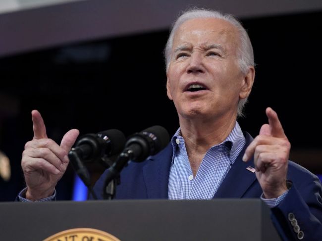 Biden na Deň nezávislosti odsúdil vlnu násilia so strelnými zbraňami