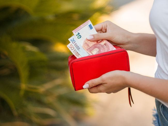Pre vyššie dôchodky môžu prísť opatrovatelia o časť príspevku, upozorňuje KOS