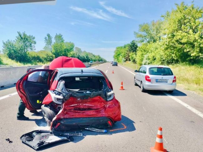 Vodič po zrážke vystúpil z auta, v protismere ho zrazilo auto