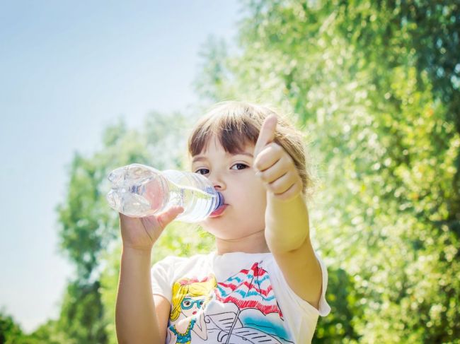 Deti pri aktivitách zabúdajú na smäd, treba dohliadať na ich pitný režim