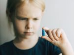 Riziko otráv liekmi u detí je vyššie v lete. Ako ho minimalizovať? 