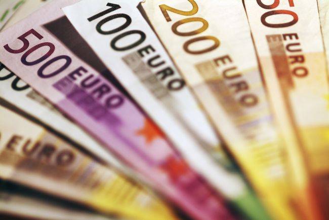 Seniorka dala do koša 15.200 eur pre muža, ktorý sa vydával za synovca